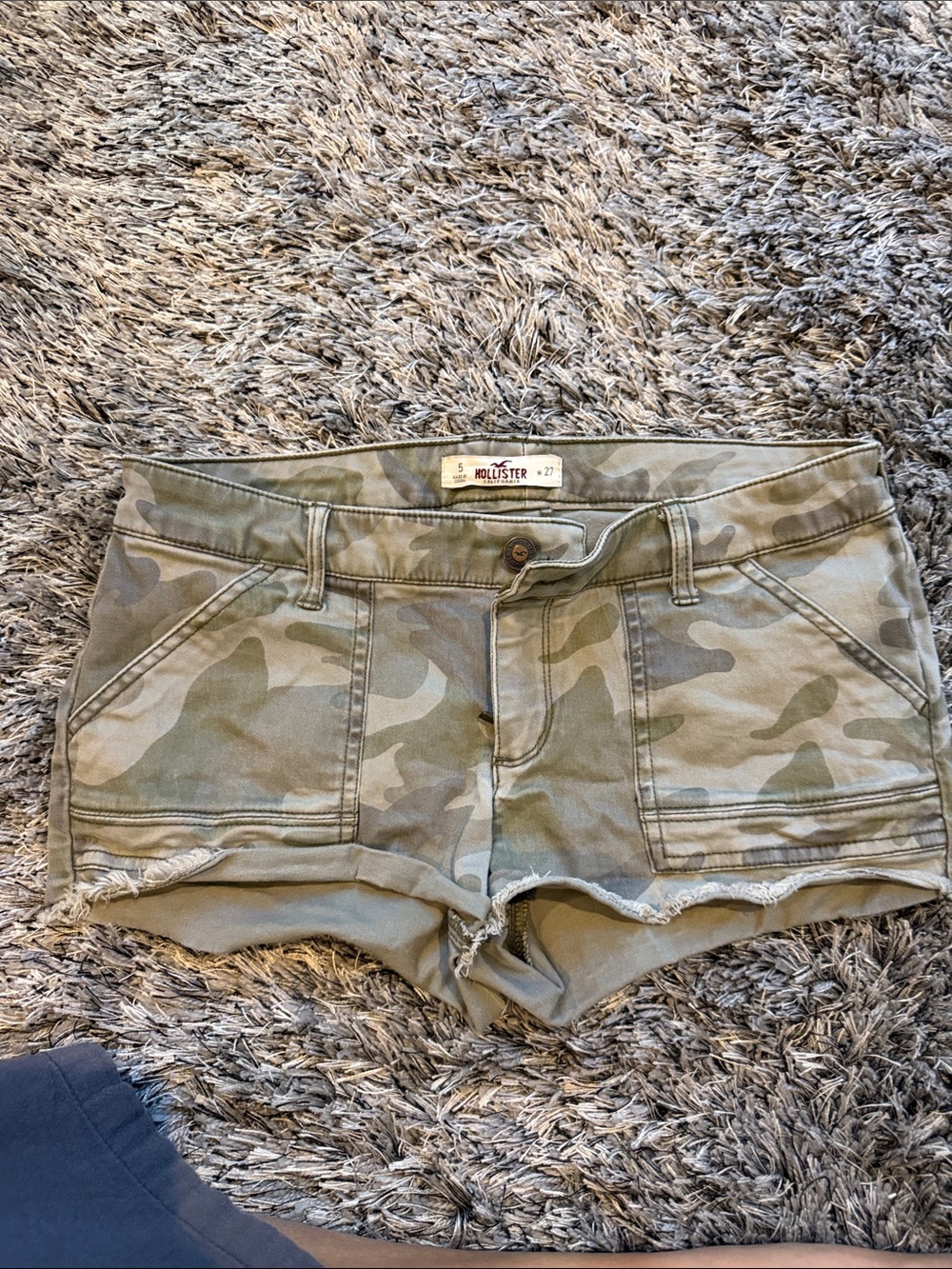 Hollister Women's Camo Low-Rise Shorts - Olive